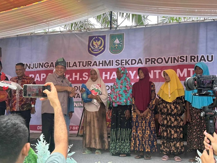 Sekdaprov Riau SF Hariyanto Silaturahmi ke Desa Sontang, Tanggapi Keluhan Banjir dan Jalan Rusak